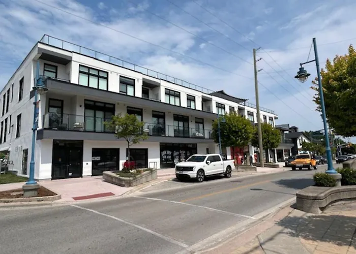 Beachview Getaway At The New Carlyle 302 On The Main Strip In Grand Bend