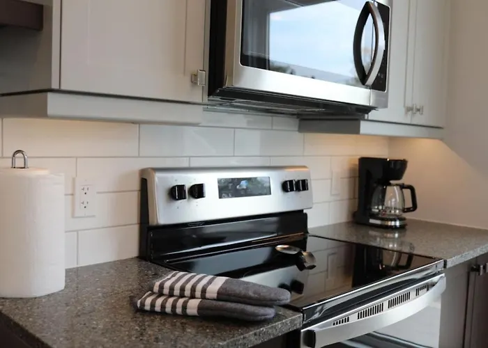 Beachview Getaway At The New Carlyle 200 On The Main Strip In Grand Bend