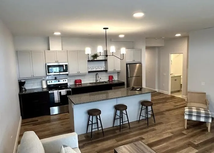 Beachview Getaway At The New Carlyle 305 On The Main Strip In Grand Bend