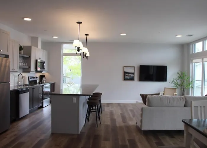 Beachview Getaway At The New Carlyle 300 On The Main Strip In Grand Bend