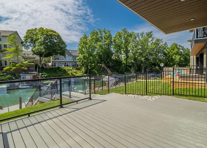 Grand Bend Riverfront Retreat - Walk To Beach - Sleeps 10